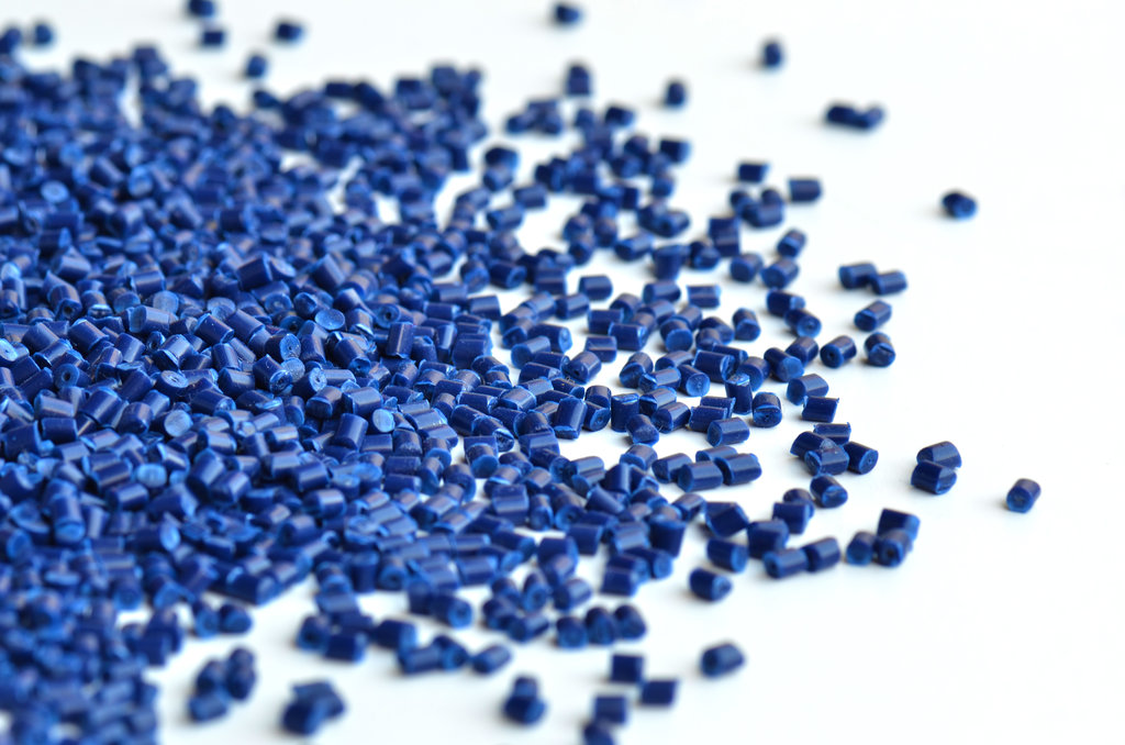 Blue-plastic-pellets / XXLPhoto, Shutterstock