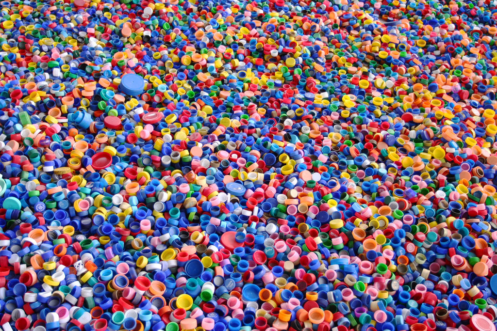 Plastic Caps / Whitestudio, Shutterstock