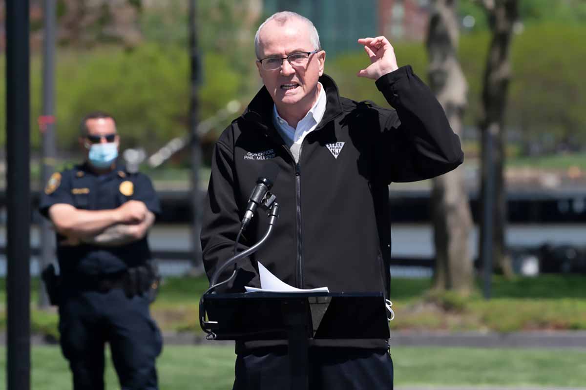 Governor signs recycled-content mandates into law
