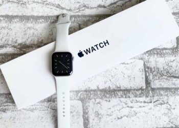 Apple Watch on product box.