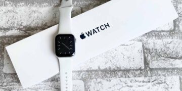 Apple Watch on product box.