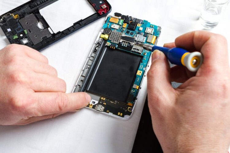 Consumers say they want more easily repairable mobile devices