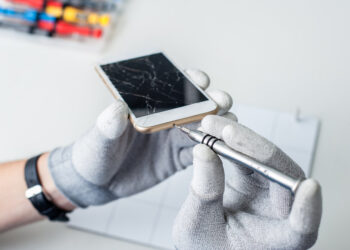 Smartphone repair / vlad_teodor, Shutterstock